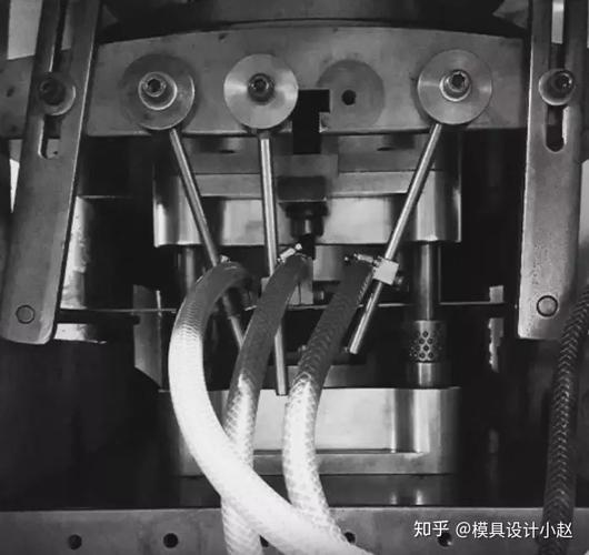 油管法兰精冲中压紧力、冲裁间隙与凹模刃口圆角的协同作用